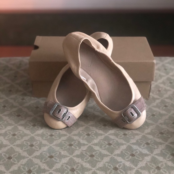 UGG Flats - Picture 1 of 4